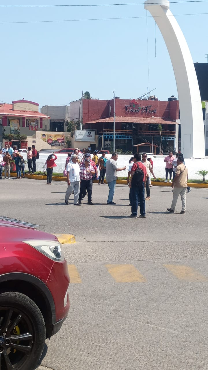 Trabajadores del CECyTEg cierran Costera Miguel Alemán en Acapulco