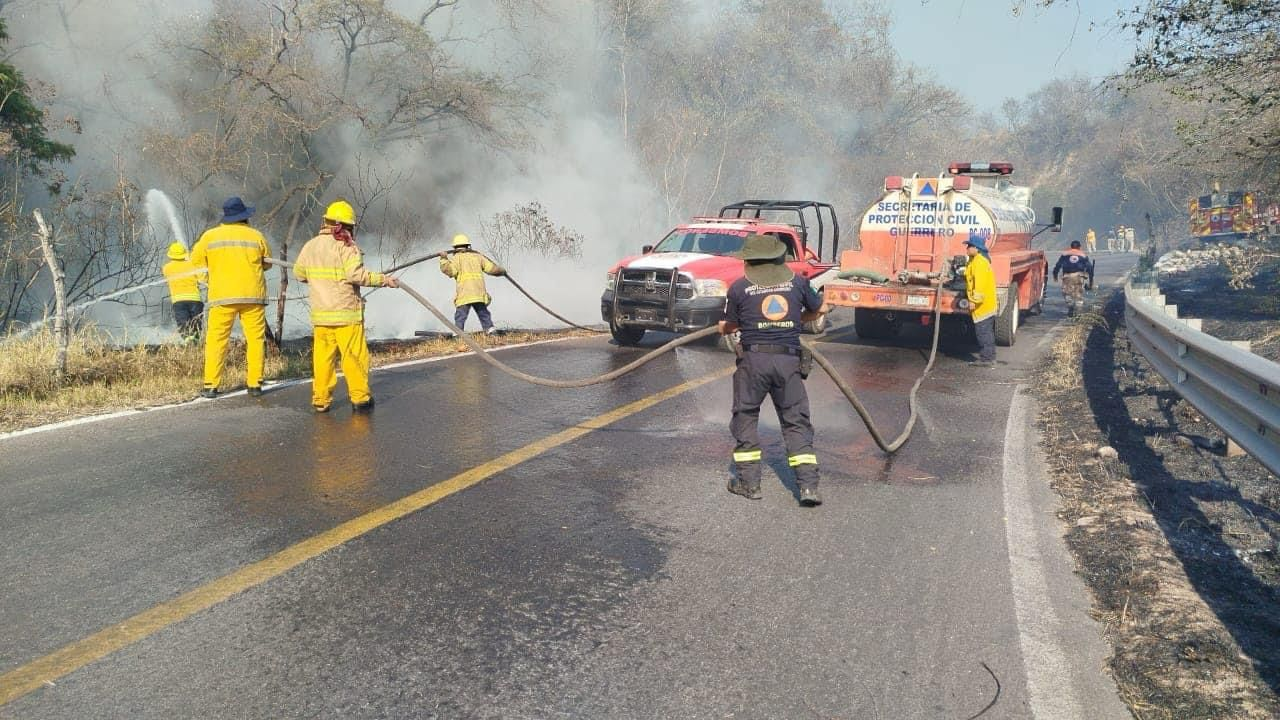 Personal de emergencia actúa para controlar incendio de pastizales en antiguo libramiento a Tixtla