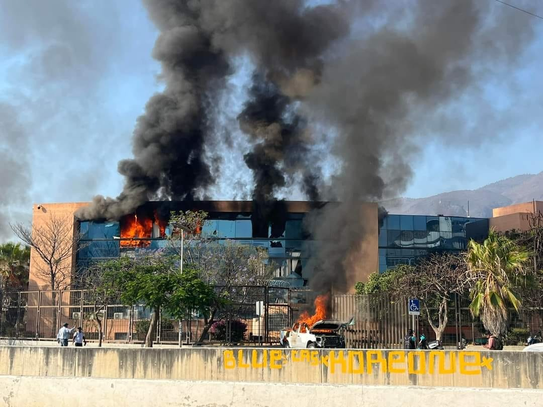 Normalistas de Ayotzinapa atacan Palacio de Gobierno tras un mes del crimen de su compañero