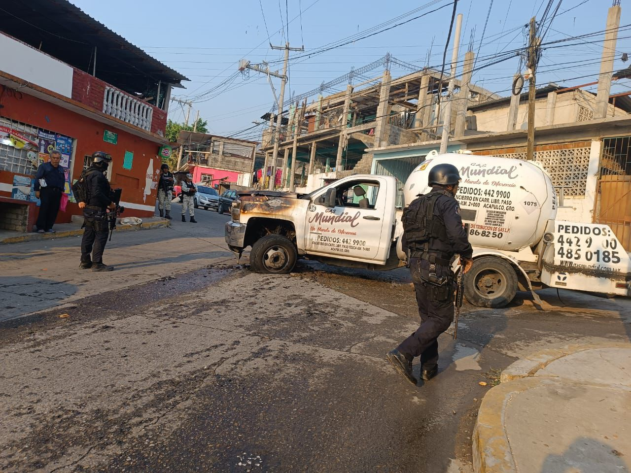 Se incendia pipa de gas LP en Acapulco, respuesta rápida del personal policial y de bomberos