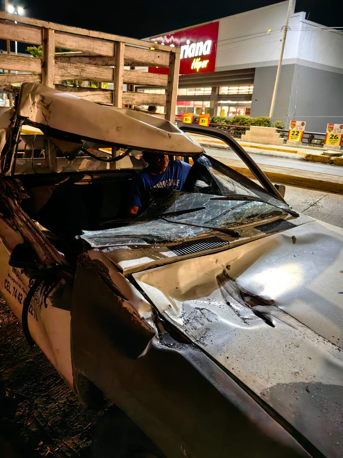 Accidente en la avenida Ruiz Cortines: Camioneta de carga vuelca frente a Soriana Vista Alegre