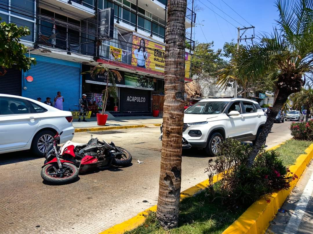 Motociclistas resultan lesionados en accidente en la Costera Miguel Alemán de Acapulco