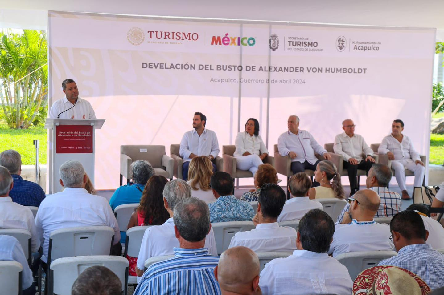 Develan busto de Alexander Von Humboldt en el Tianguis Turístico de Acapulco