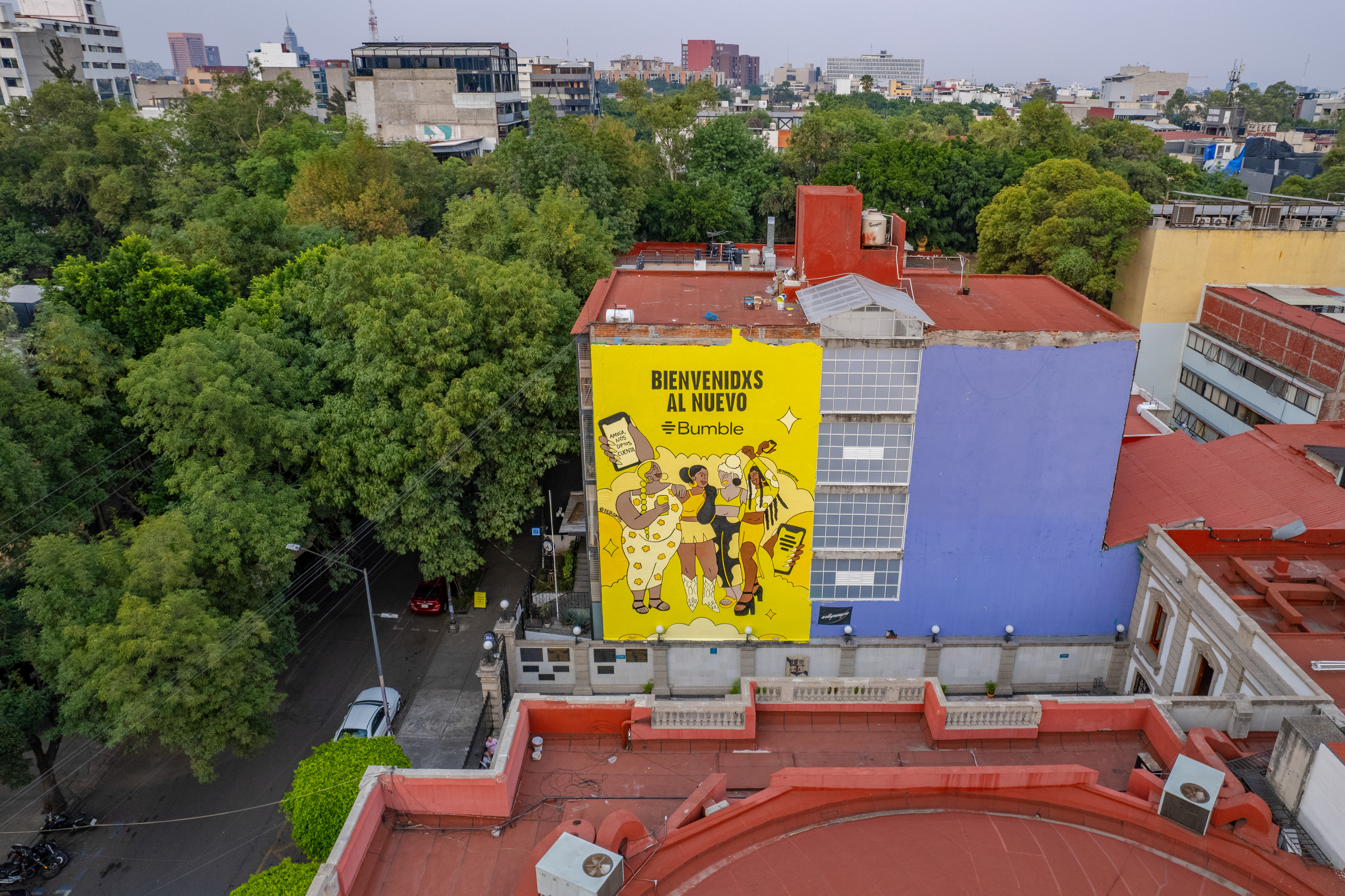 Fer Oms ilustra mural para Bumble en CDMX