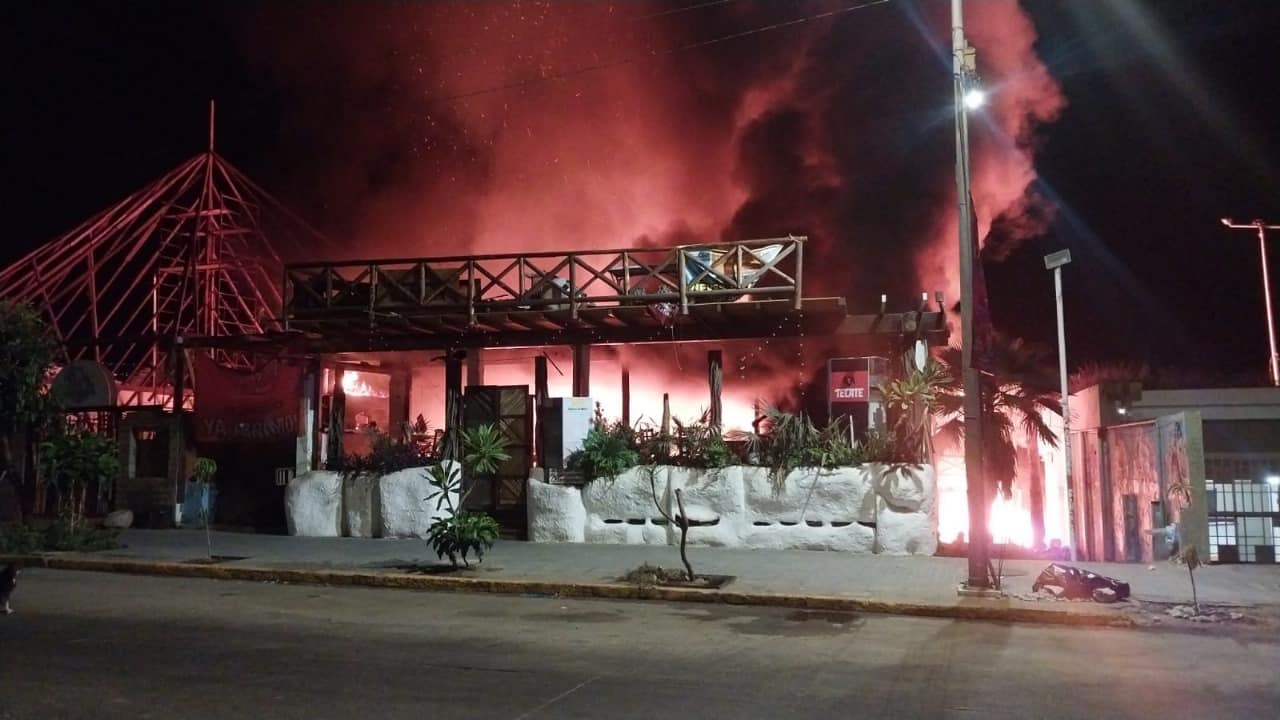 Incendio consume restaurante Tío Alex en la Condesa de Acapulco