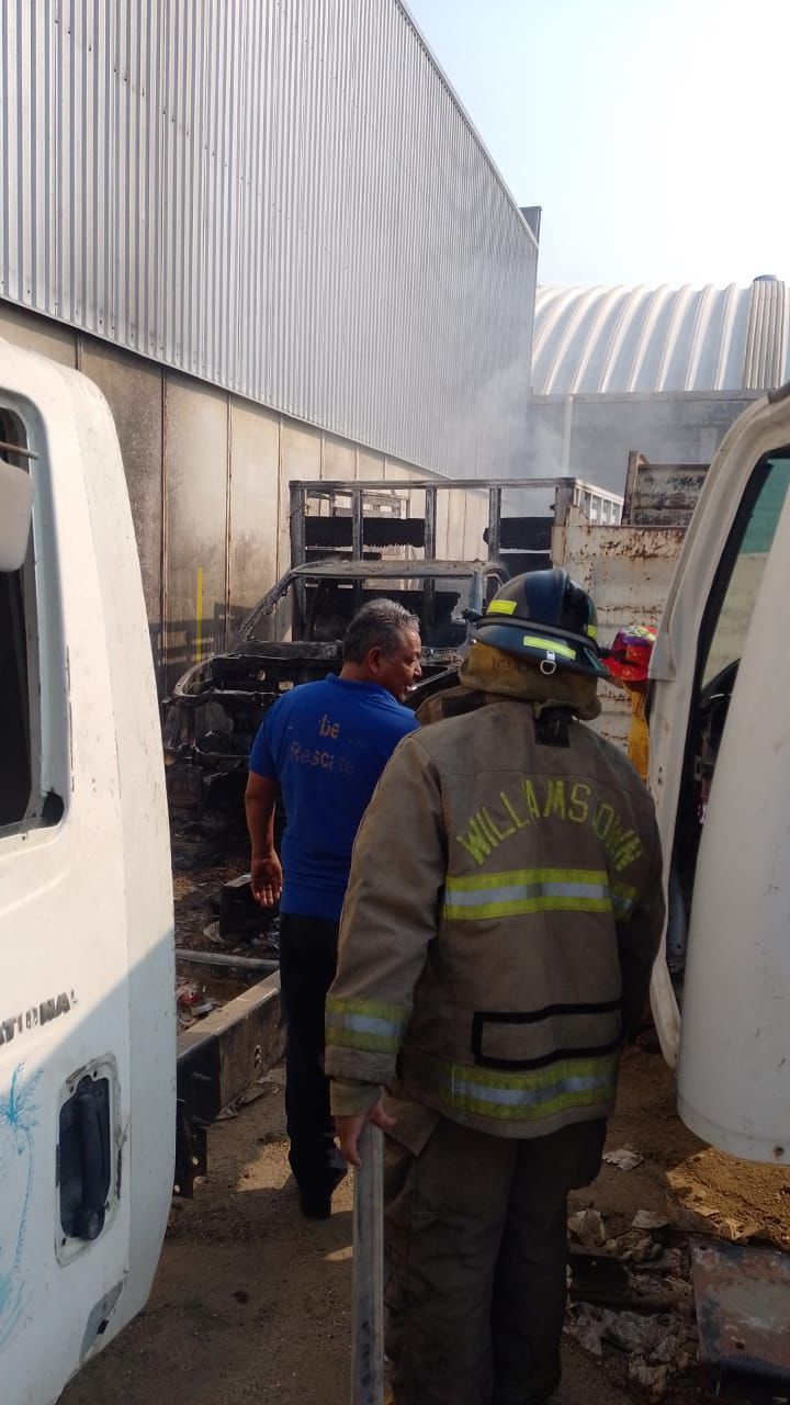 Bomberos del Gobierno Municipal controlan incendio en oficinas de Saneamiento Básico