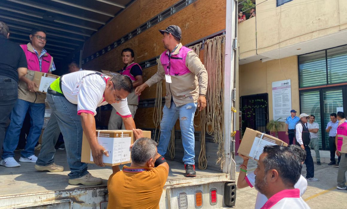 Material Electoral Llega bajo Custodia Militar para Elecciones del 2 de Junio