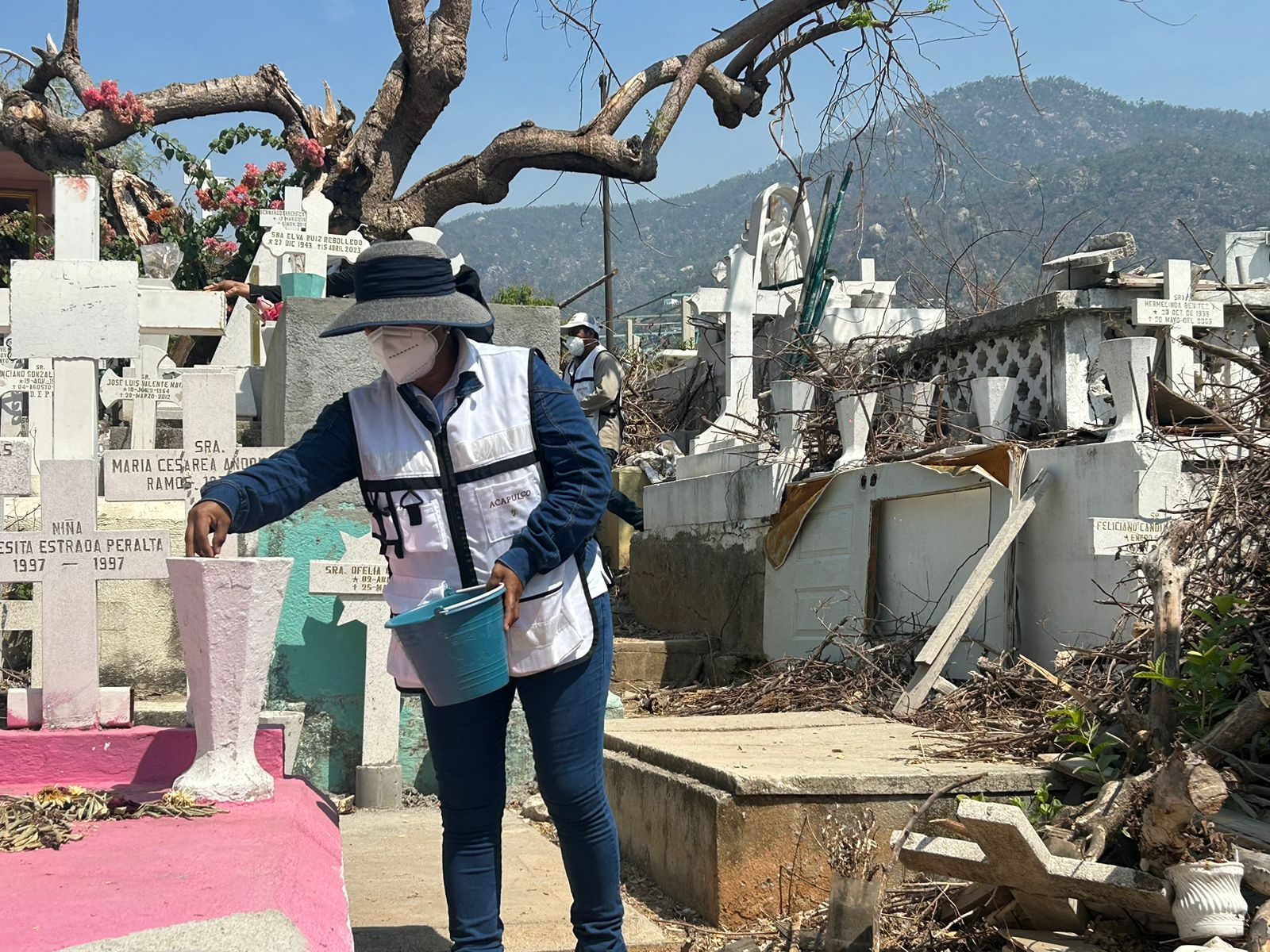 Fumigan panteones de Acapulco para prevenir brotes de dengue