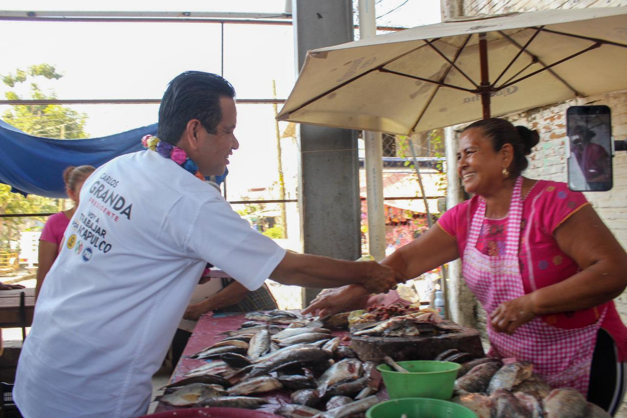 Carlos Granda Castro recorre mercados de Tres Palos y Llano Largo; recibe apoyo de pobladores y comerciantes