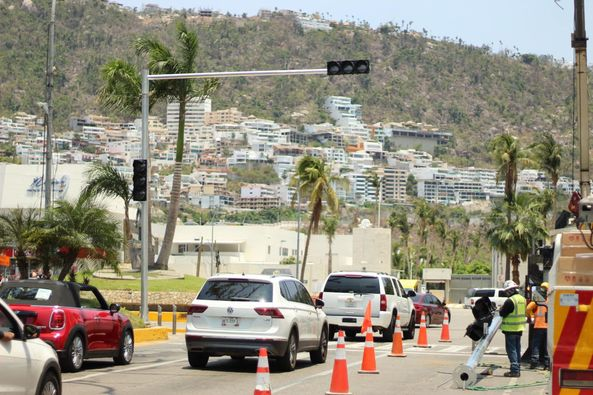 Gobierno Municipal continúa con la instalación de semáforos en Costera