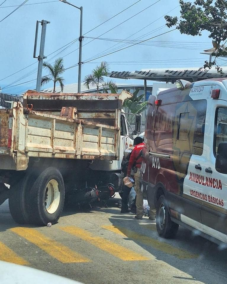 Dos jóvenes resultan heridos en choque de motoneta en Acapulco, iban sin casco