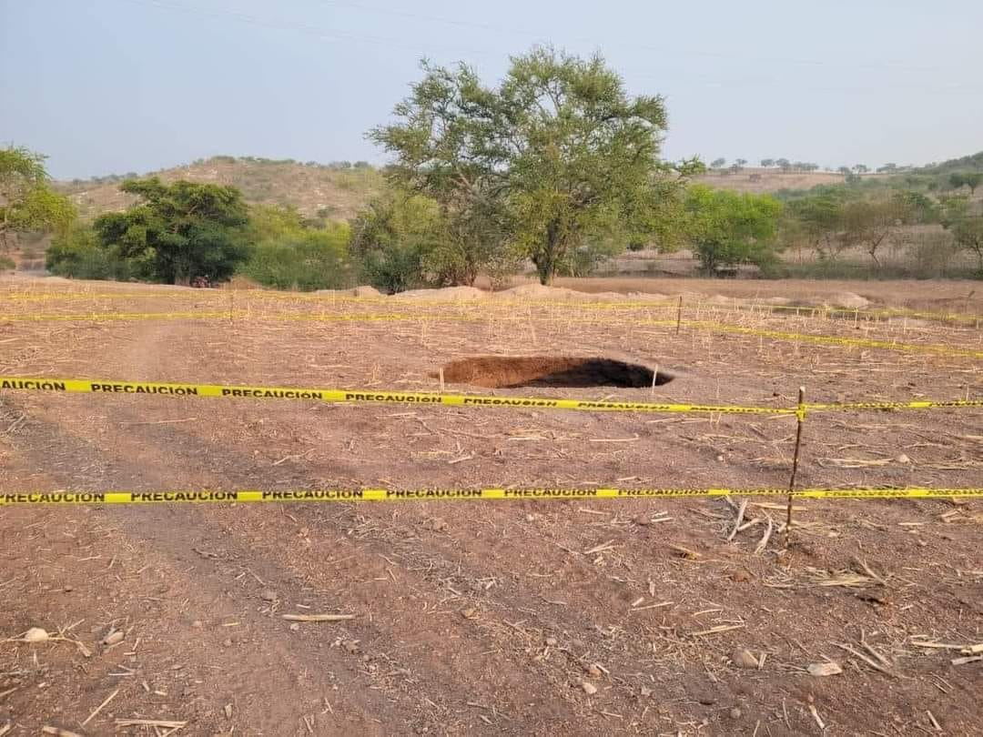 Socavón de más de 10 metros de profundidad emerge en Ahuahutepec, Tlapa