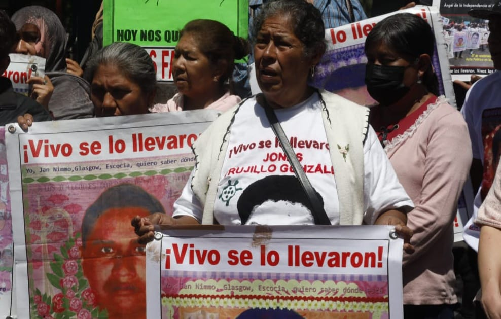 AMLO se compromete a entregar documento a familiares de los 43 estudiantes de Ayotzinapa