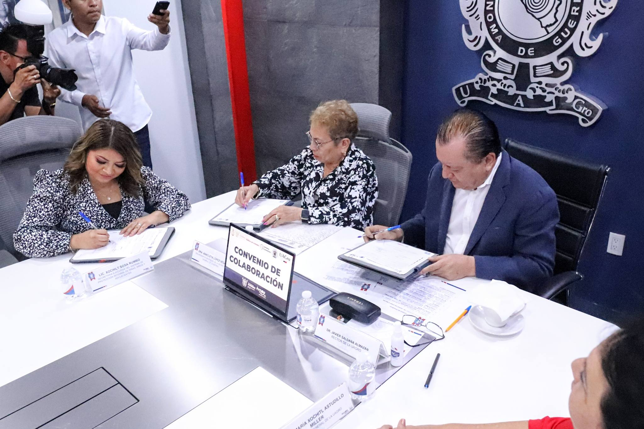 Firman convenio que permite a jóvenes en reclusión acceder a estudios universitarios en línea