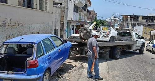Operativo municipal «Rescate entornos y espacios públicos de Acapulco» retira 150 vehículos chatarra