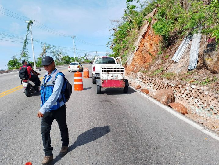 Refuerzan limpieza y mantenimiento en avenida escénica de Acapulco para garantizar seguridad vial