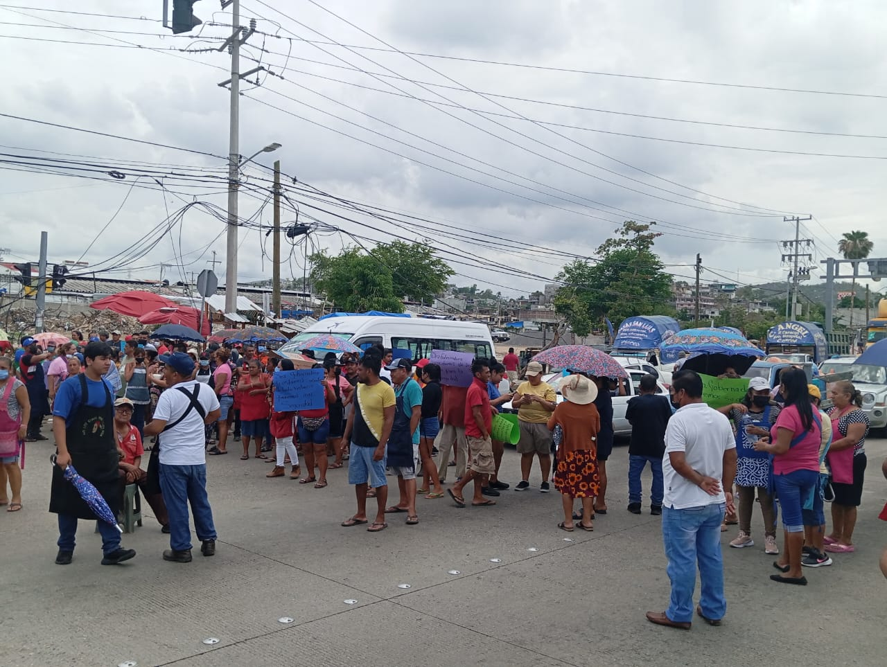 Bloqueo en central de abastos de La Vacacional provoca congestión vehicular en Acapulco