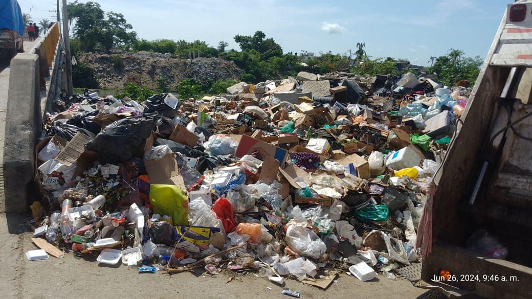 Continúa gobierno municipal erradicando puntos negros en Acapulco