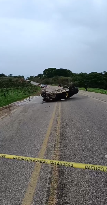 Accidente en libramiento de Ometepec deja dos jóvenes muertos y uno gravemente herido