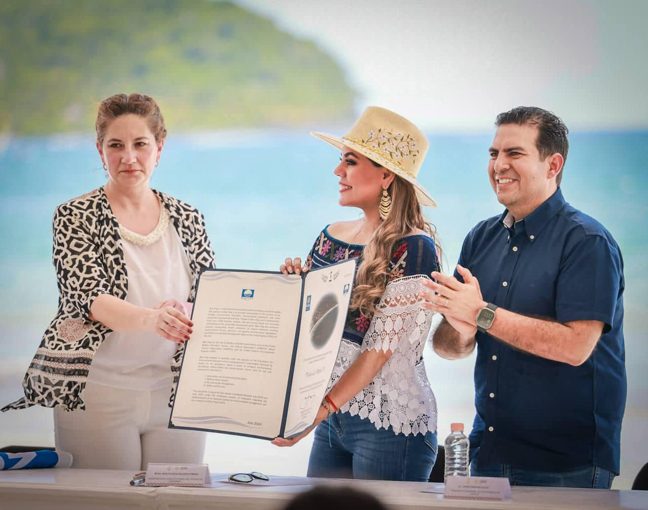 Zihuatanejo Recibe Distintivo Blue Flag 2024-2025 para Playa La Ropa