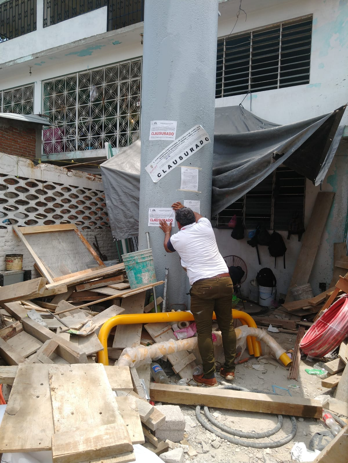Colocan sellos de clausura a espectaculares en la Cuauhtémoc de Acapulco