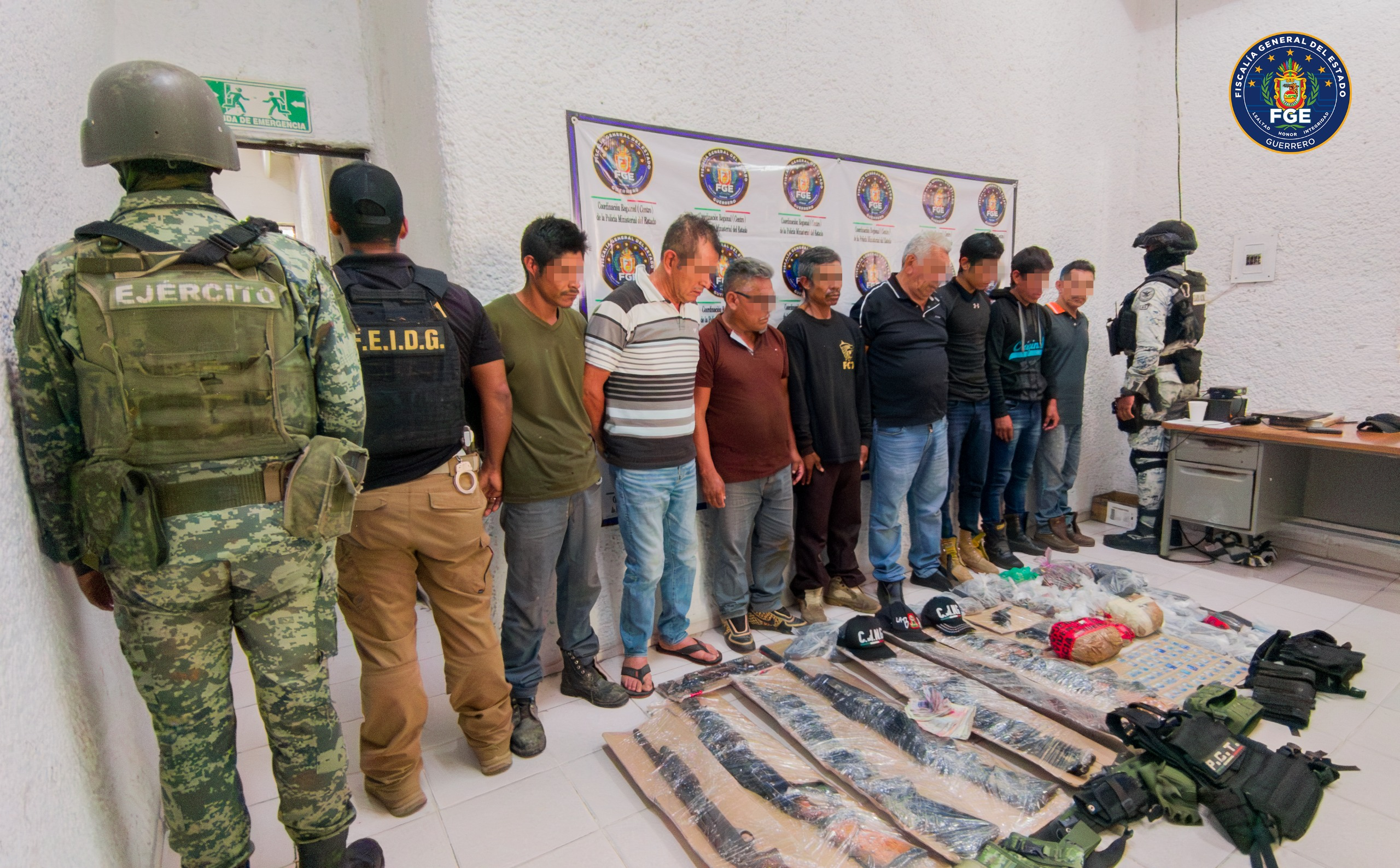 Detienen a ocho personas y aseguran armas y droga en Teloloapan