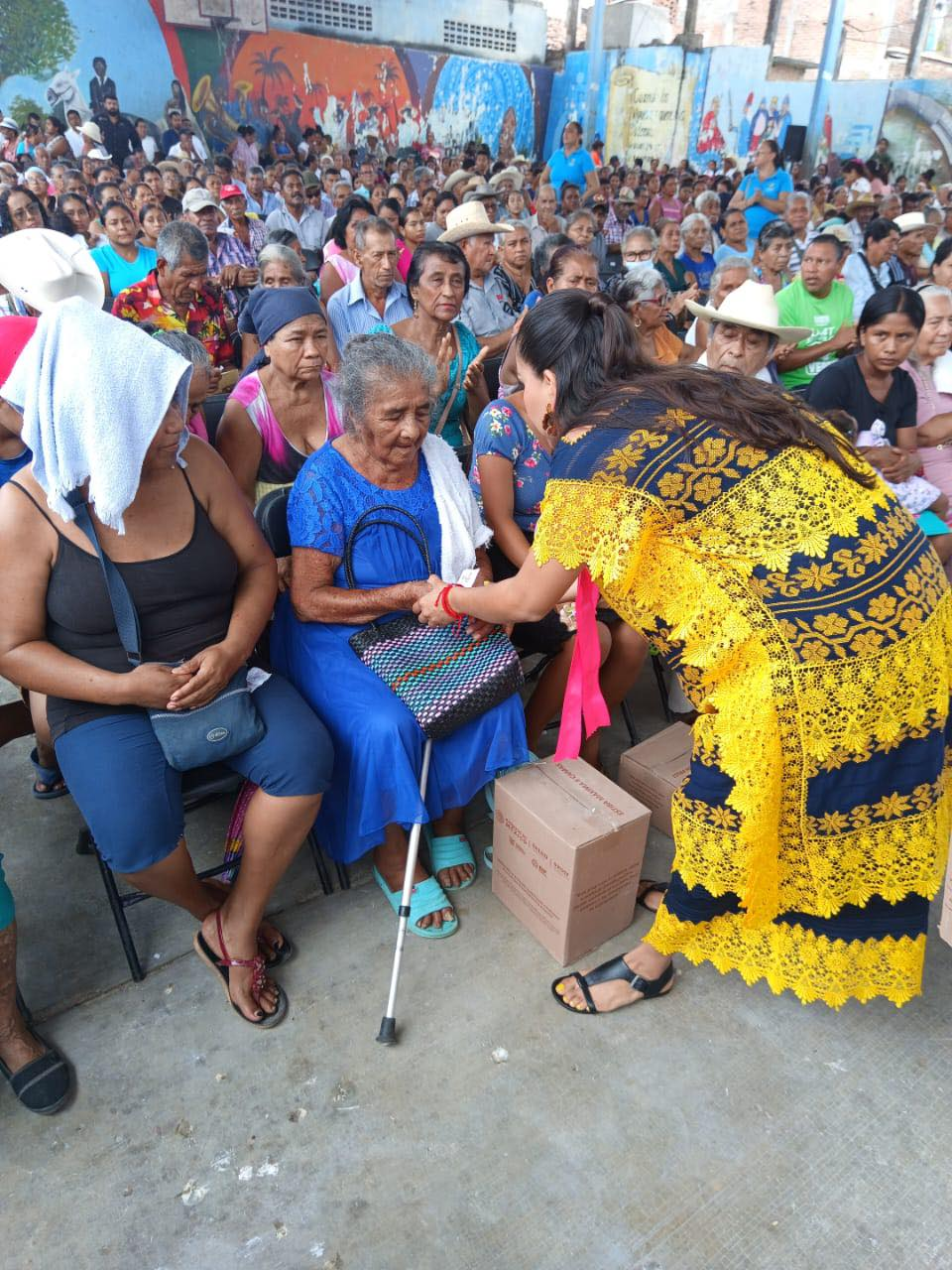 Distribuyen paquetes alimentarios y aparatos funcionales en Las Vigas para apoyar a familias vulnerables