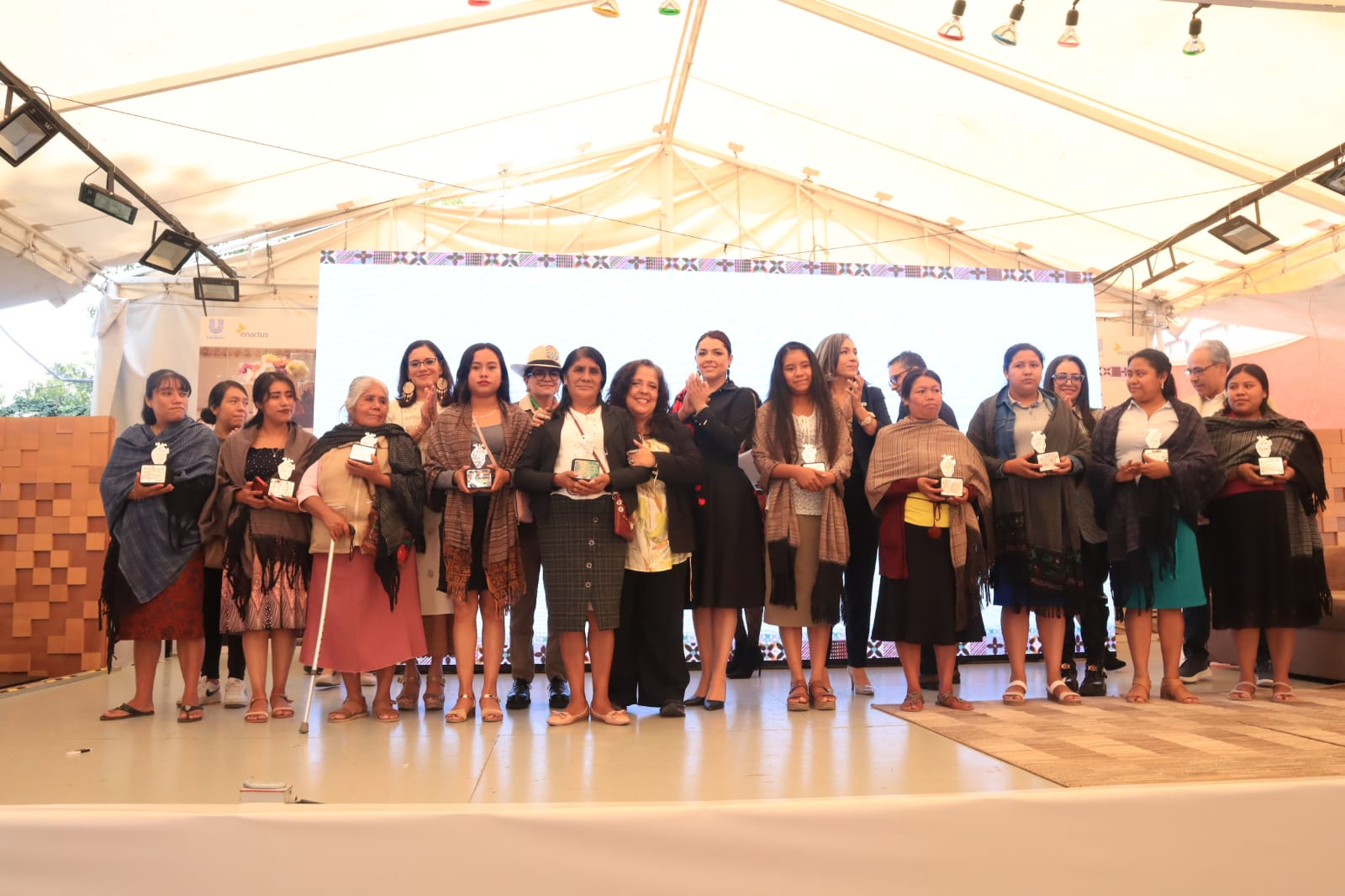 Inauguran exposición para promover artesanías guerrerenses en CDMX