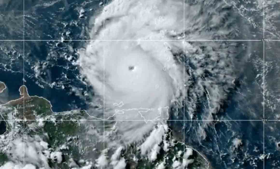 Huracán Beryl se convierte en categoría 5 y amenaza el caribe oriental