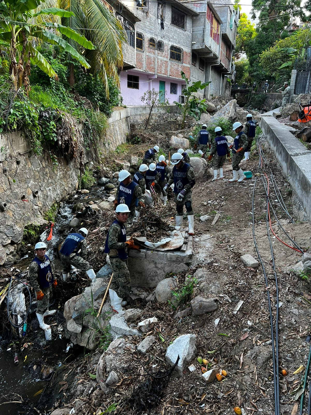 Realizan limpieza en barranca «La Laja» con apoyo de la Armada de México