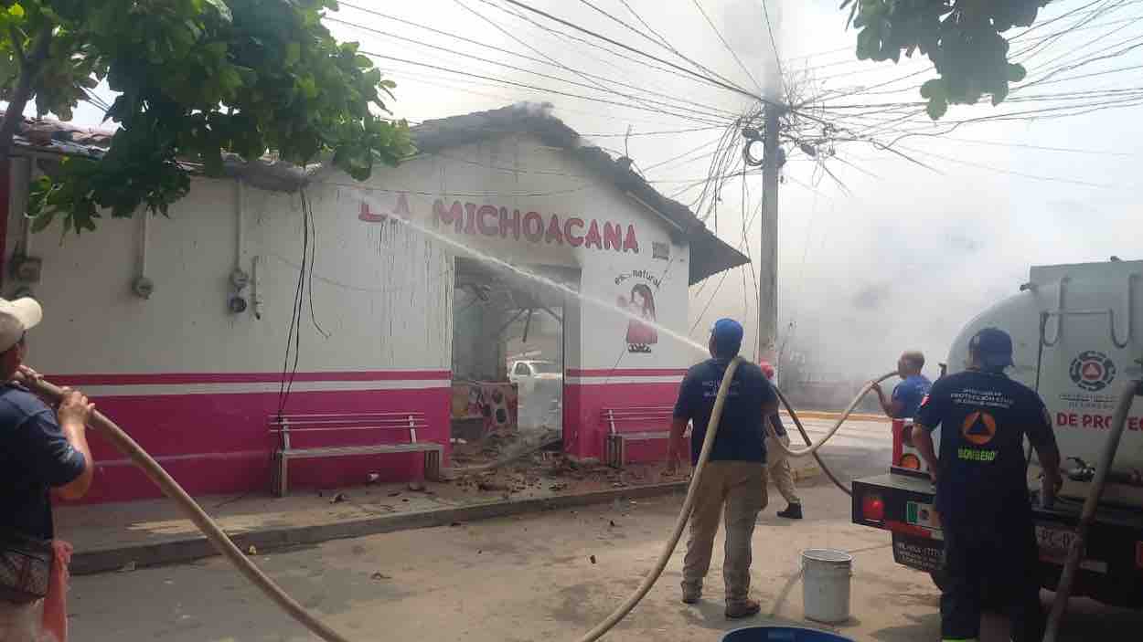Incendio en Atoyac de Álvarez destruye chicharronería y paletería
