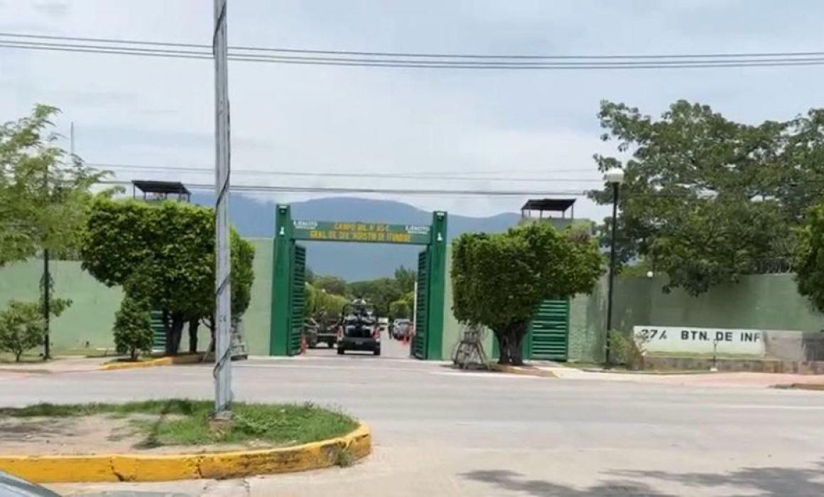 Padres de los 43 Normalistas y Comisión Nacional de Búsqueda Realizan Inspección en el 27 Batallón de Infantería