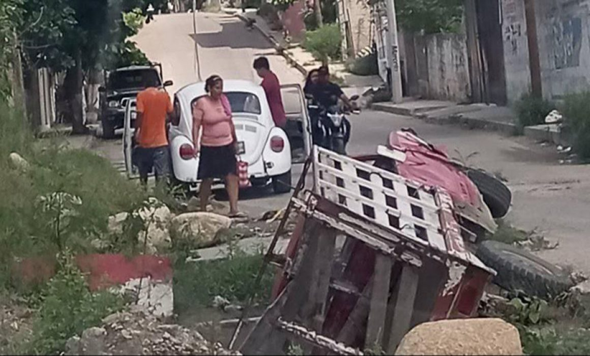 Camioneta cae en socavón en Acapulco debido a un registro abierto de CAPAMA