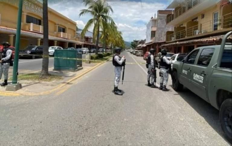 Enfrentamiento armado deja dos muertos y un herido en la avenida José María Morelos de Zihutanejo