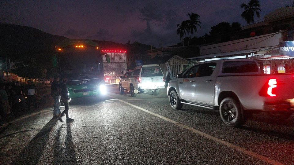 Restablecimiento del tránsito en la Acapulco-Zihuatanejo tras bloqueo