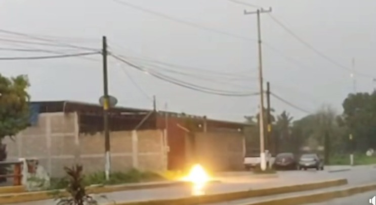 Rayo impacta transformador deja a Atoyac sin luz