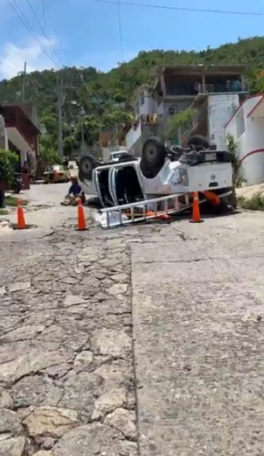 Vuelca camioneta de la Secretaría del Bienestar con servidores de la nación a bordo