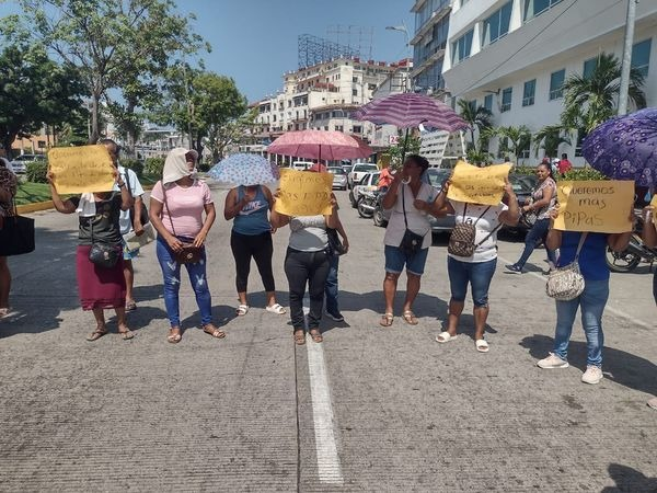 Protestan en la Costera Miguel Alemán para exigir agua potable en Llano Largo