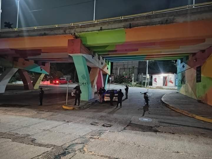 Encuentran restos humanos en taxi colectivo en Acapulco; vinculan hallazgo con cabeza humana abandonada en la Costera