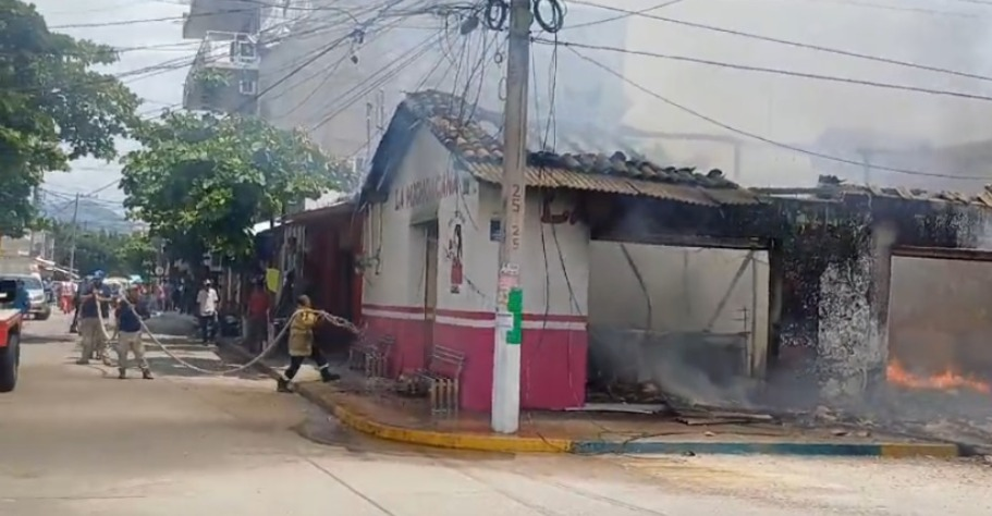 Incendio Devasta Negocios en Atoyac de Álvarez, Dos Locales Destruidos y Pérdidas Totales