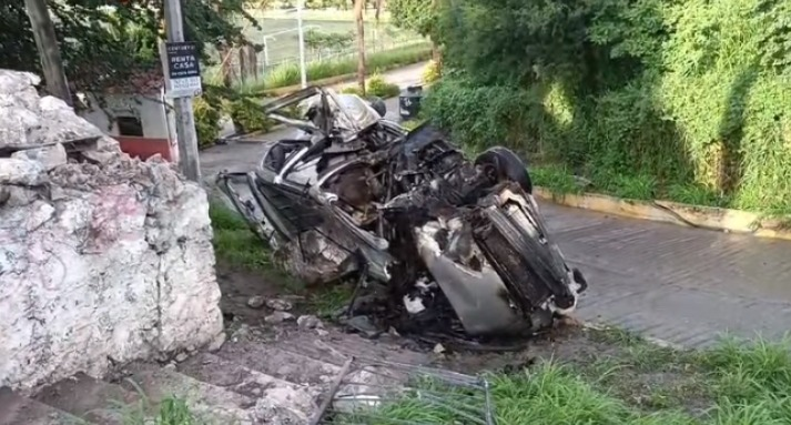 Muere uno de los hombres accidentados en la volcadura de camioneta en Chilpancingo