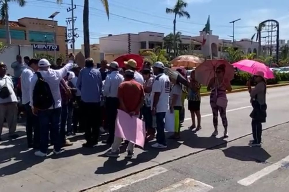 Vecinos de Rinconada bloquean Boulevard de las Naciones exigiendo reparación del drenaje colapsado