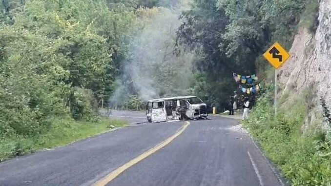 Incendian Urvan en ruta Chilpancingo-Chichihualco; pasajeros y chofer están a salvo
