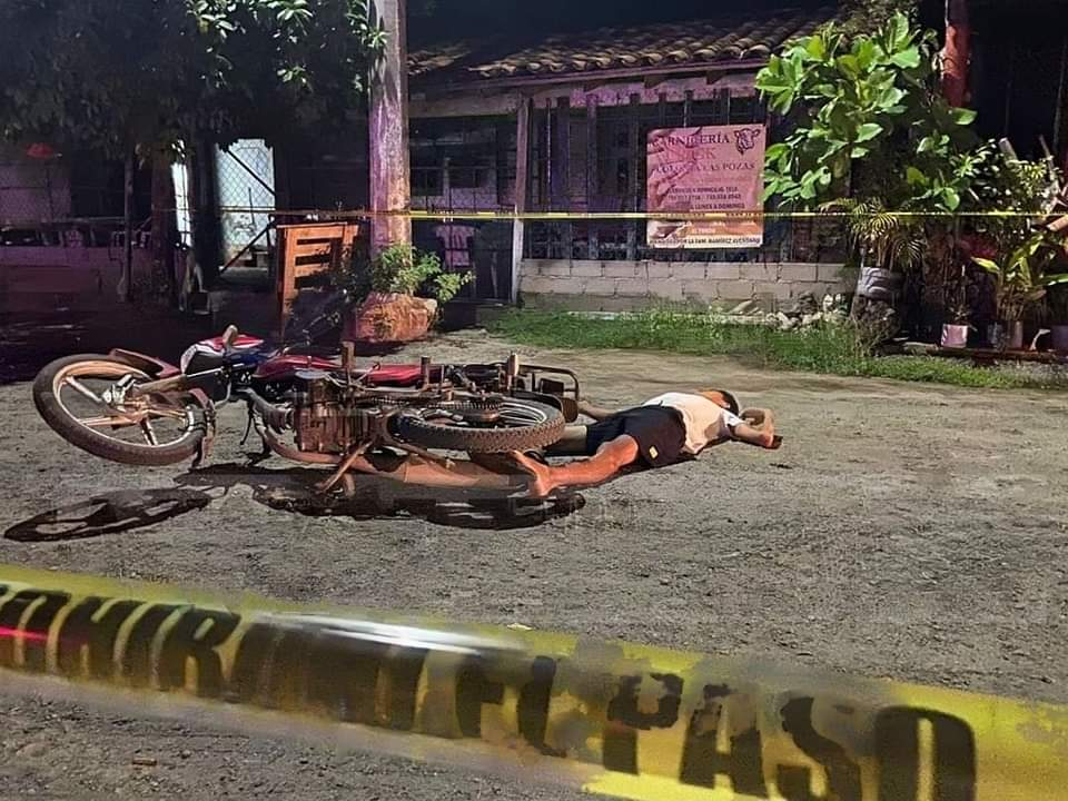 Asesinan a joven motociclista en la carretera Acapulco-Zihuatanejo