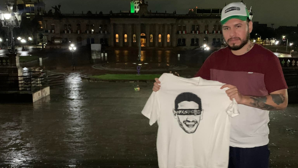 Preparan bienvenida masiva para Adrián Marcelo ¡y solo llegó una persona para recibirlo!