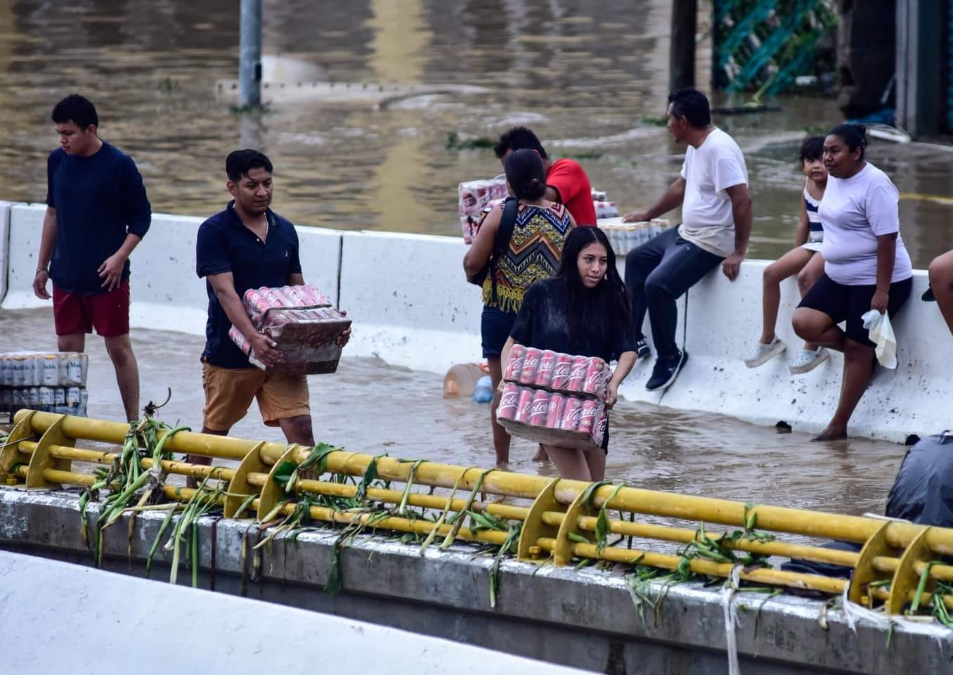 Mujer rapiña dos cartones de cerveza en Acapulco ¡y las redes la bautizan como «Lady Cerveza»!