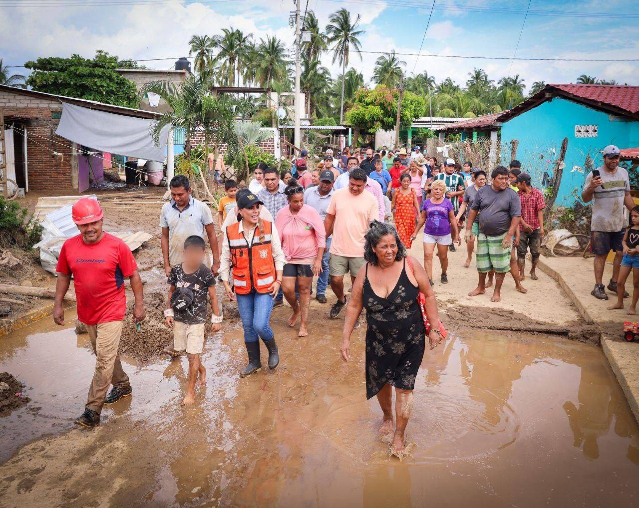 Evelyn Salgado encabeza ayuda humanitaria para familias de Coyuca de Benítez afectadas por el huracán John