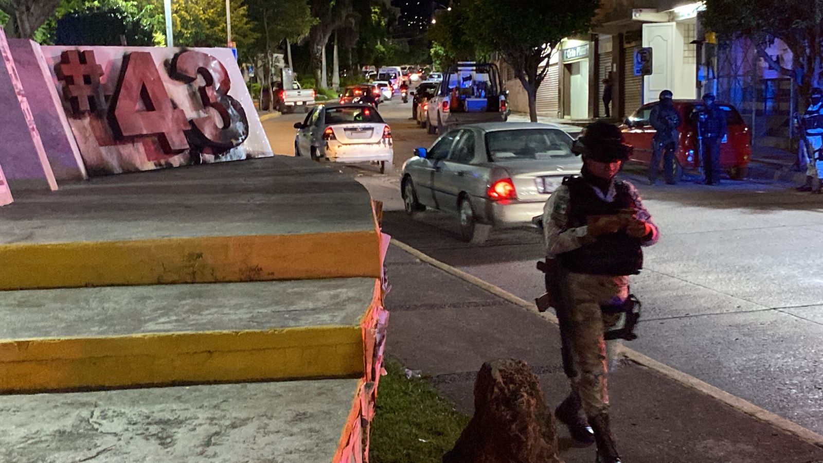 Queman antimonumento a los 43 en Chilpancingo: la ciudadanía expresa hartazgo