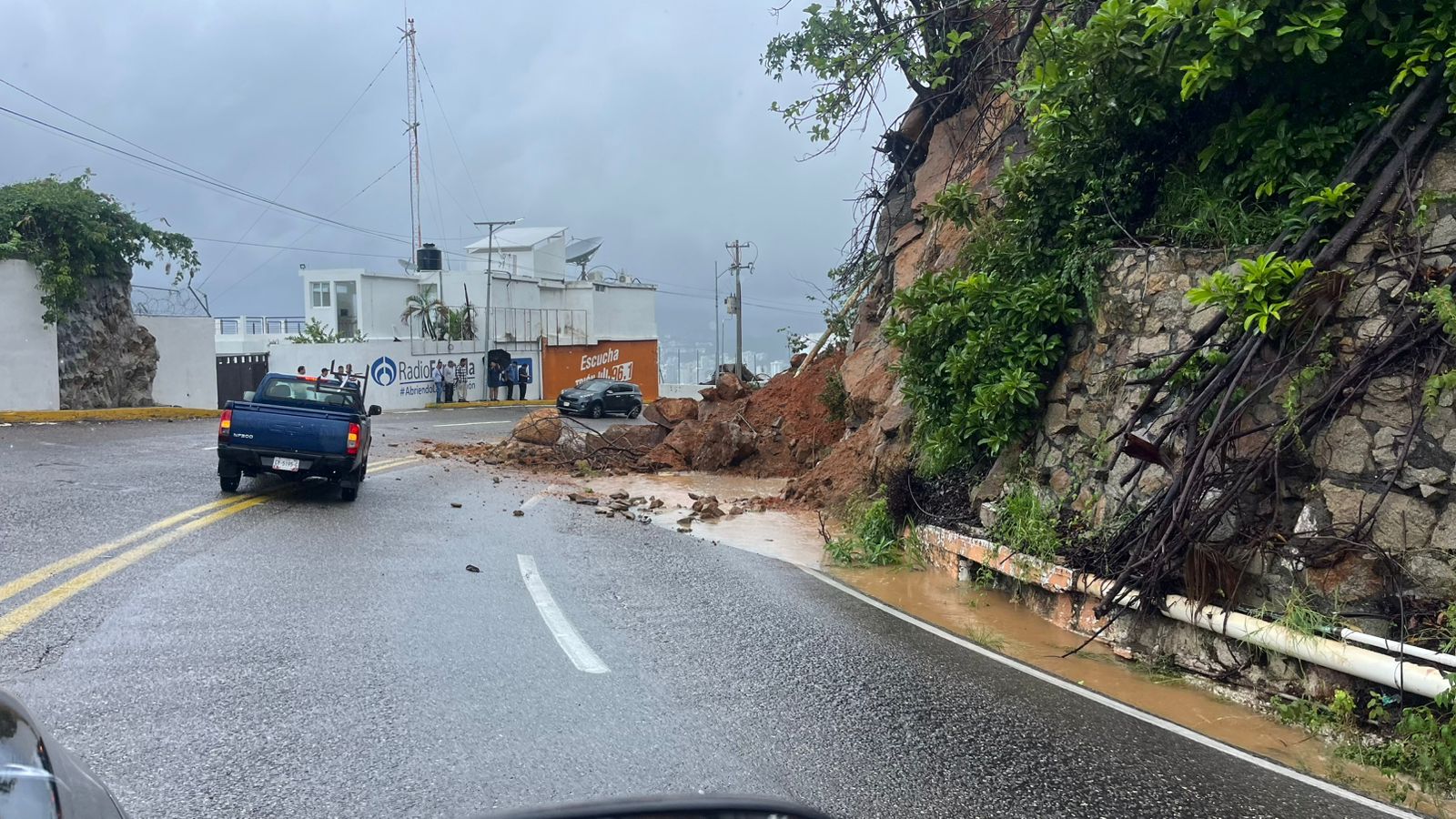 Huracán John provocan deslaves e inundaciones en Acapulco