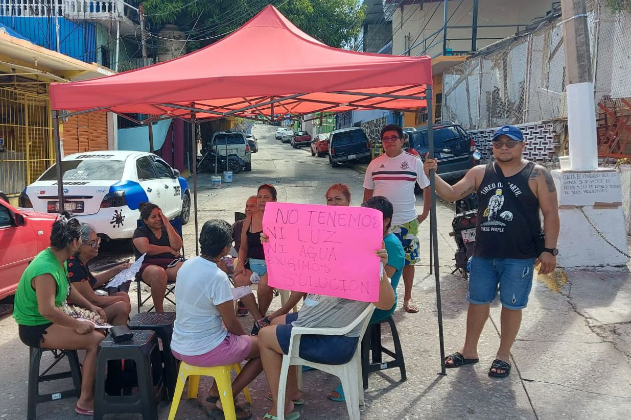 Bloquean calle en el centro de Acapulco por falta de energía eléctrica